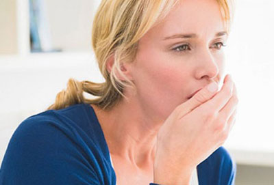 Девушка кашляет Девушка кашляет