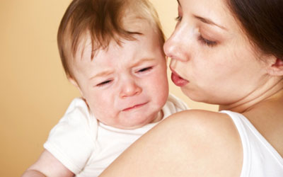 ребенок плачет ребенок плачет