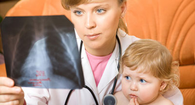 врач смотрит рентгенограмму врач смотрит рентгенограмму