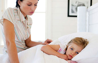 Больной ребенок в постели Больной ребенок в постели