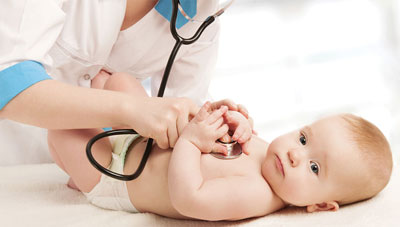 врач слушает младенца врач слушает младенца