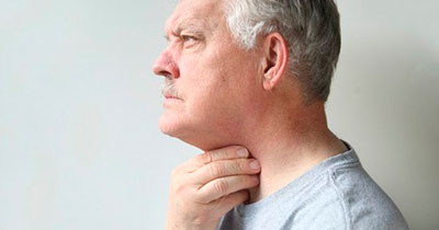 мужчина держится за горло мужчина держится за горло