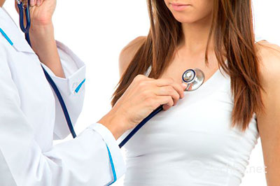 врач слушает легкие больной врач слушает легкие больной