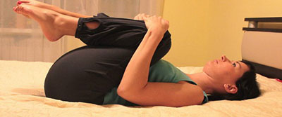 женщина подтянула колени к груди женщина подтянула колени к груди