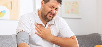 у мужчины боли в груди у мужчины боли в груди