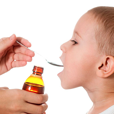 ребенок принимает микстуру ребенок принимает микстуру