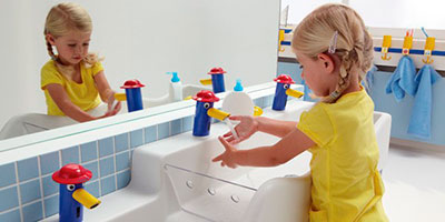 девочка моет руки девочка моет руки