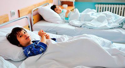 дети в больничной палате дети в больничной палате