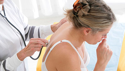 врач слушает дыхание больной врач слушает дыхание больной