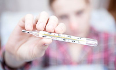 термометр в руках у мужчины термометр в руках у мужчины