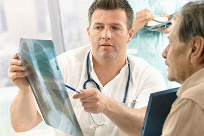 врач пациенту говорит о результатах рентгена врач пациенту говорит о результатах рентгена