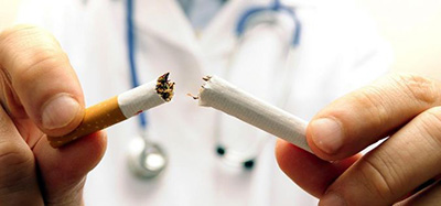 Врач ломает сигарету Врач ломает сигарету
