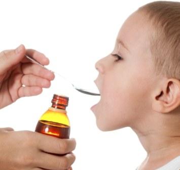 Ребенок пьет сироп Ребенок пьет сироп