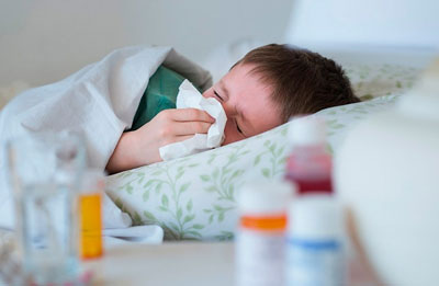 Больной ребенок в постели Больной ребенок в постели