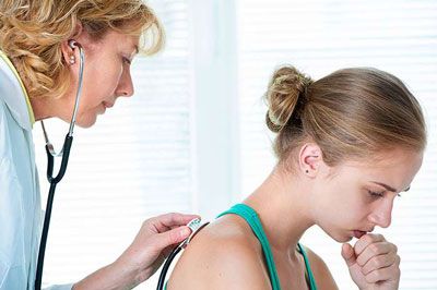 Врач слушает дыхание Врач слушает дыхание